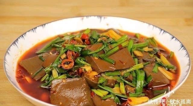 切成|一把韭菜和一块鸭血。如果再加上这一步,鸭血就不会散了