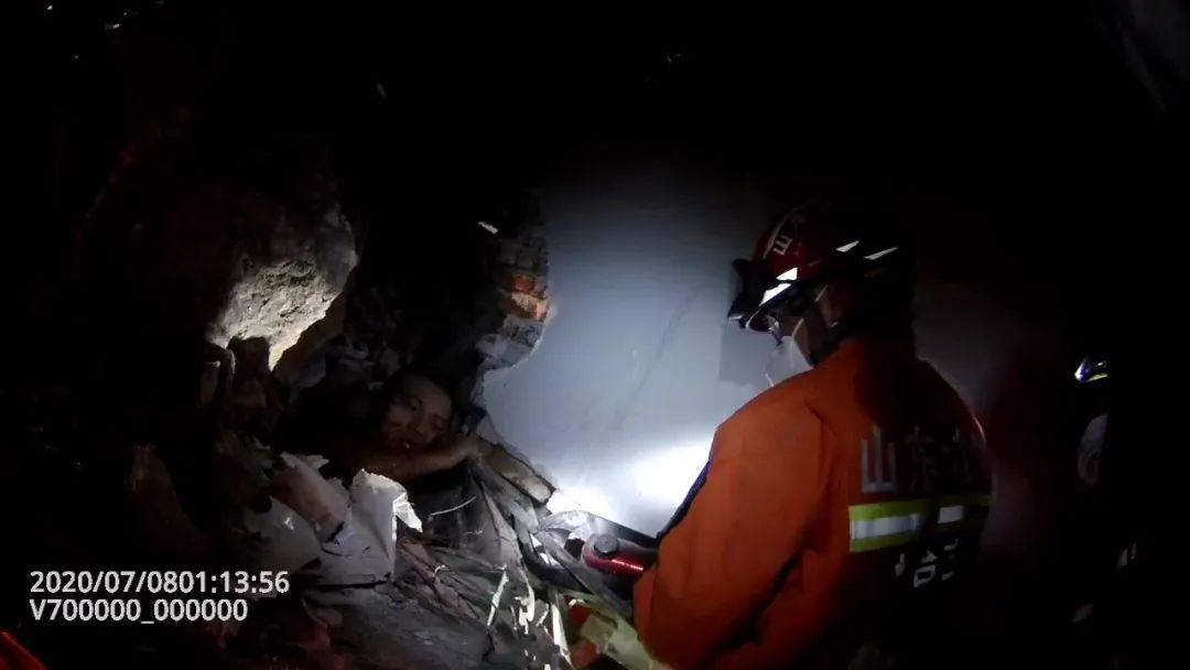  民宅|午夜惊魂！龙口一重型货车“闯”进民宅，司机被困……