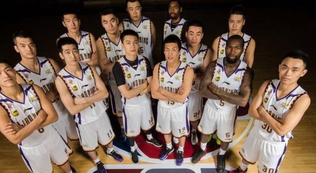 写真|赛前拍写真!辽篮队内很和谐,老大哥很淡定