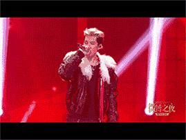  嗓子|明星演出时话筒没声音，吴亦凡，千玺扯着嗓子唱，蔡徐坤太机智！
