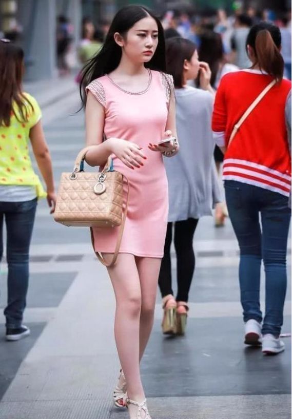 衣服|街拍:黑色衣服搭配长筒靴,穿出了气质,长相也成熟迷人