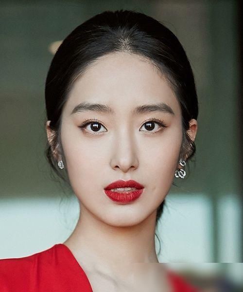  杨采钰|什么是又纯又欲初恋脸？看看李梦王智杨采钰就知道，找找共同点