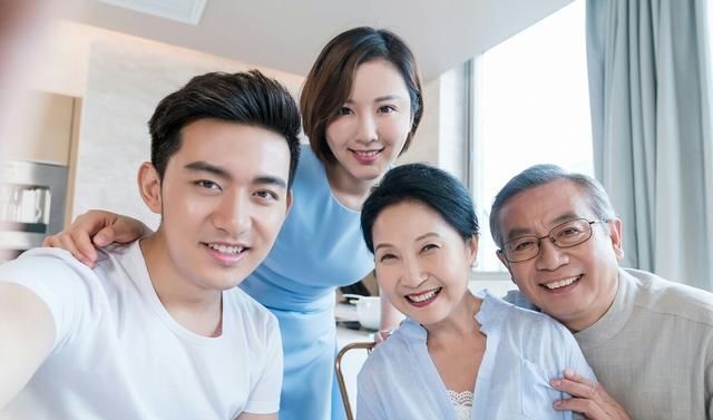 老伴儿|“爸，你老糊涂了，财产给二婚老伴儿不给我们？”老人：我很清醒