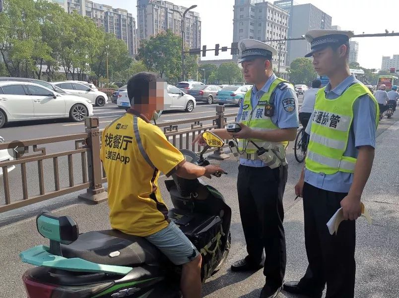 刚刚|刚刚，扬州开出首批“不戴头盔”罚单