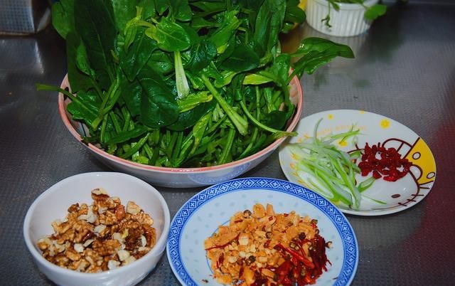 炒鸡蛋|还在用菠菜炒鸡蛋吗?三伏天教你做一道开胃菜,简单易学酸辣爽口