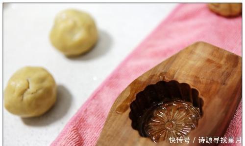 莲蓉|月饼节不油腻!动手自制营养又健康,广式莲蓉蛋黄月饼详细教程