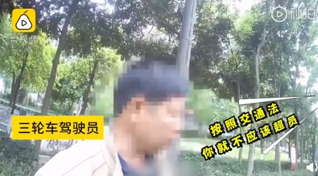  开车|这是什么操作？司机开车时边撸狗边看书，后方司机：我都惊呆了