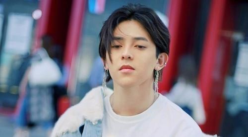 想要|和平精英黄金风衣有多稀有演员想要也不白送,价格已超六位数