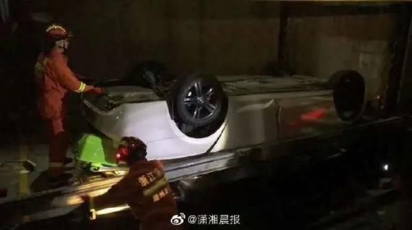  车库|小车刚进停车场，连人带车直坠十米深井！这种车库挺常见……