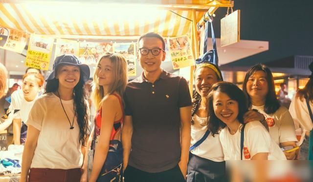 接地|李嫣太接地气了，一头金发现身街头摆地摊，路人纷纷上前合影留念