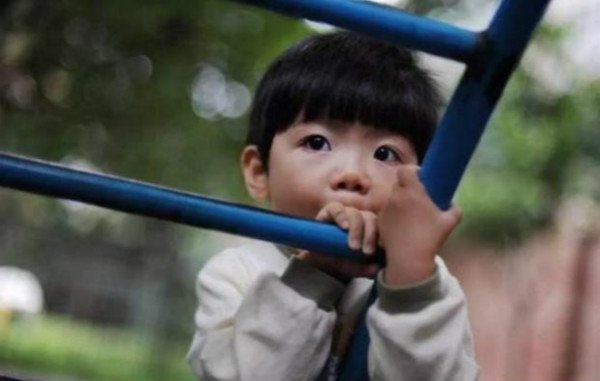 脾气|脾气暴躁的父母要注意了,别让你的不注意,毁了孩子的一生