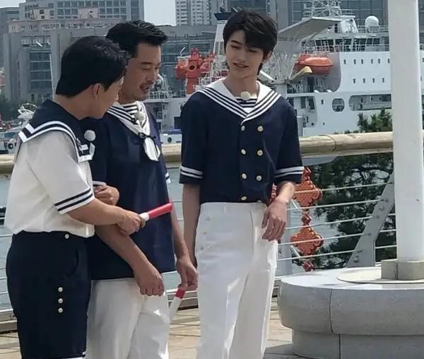  麒麟|跑男节目组晒合影，蔡徐坤郭麒麟站边缘位置，疑似不再参加下季节目