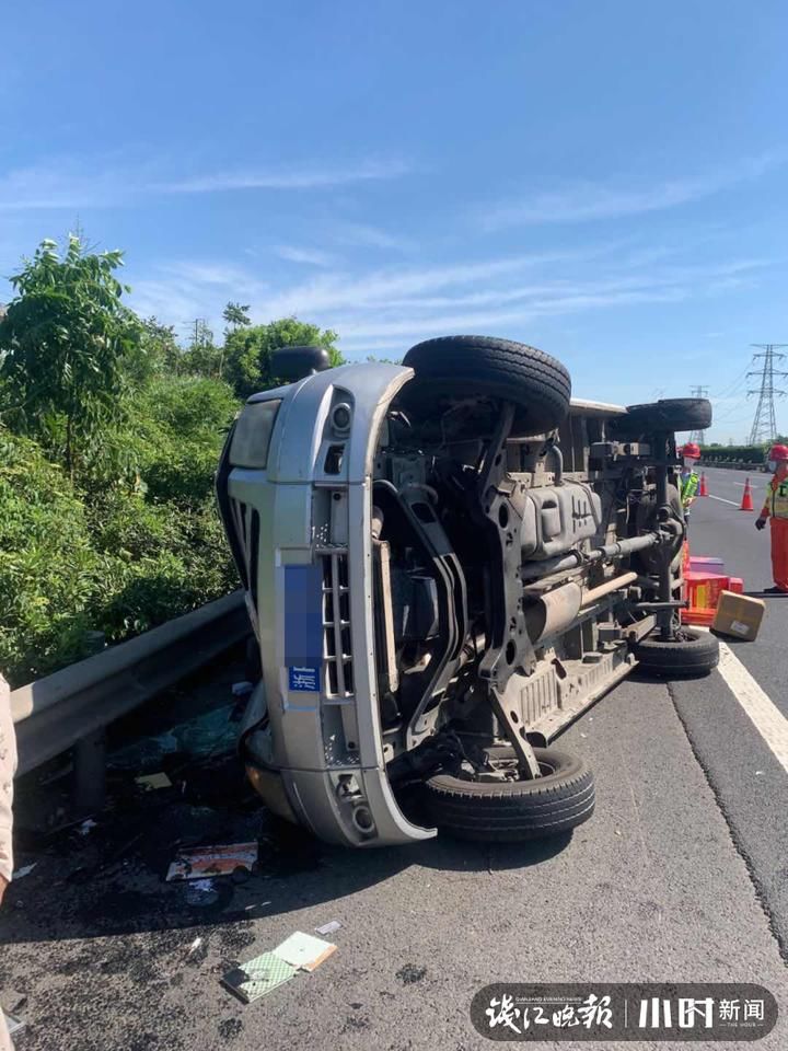  侧翻|6座小车塞了11人，高速路上炸胎侧翻，多人受伤！