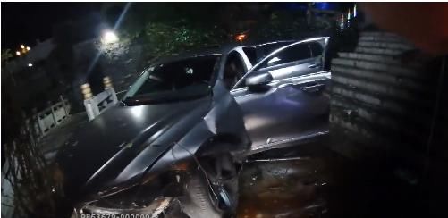  桥头|堪比大片！黔南一轿车多次超速逆行，撞破护栏冲下桥头