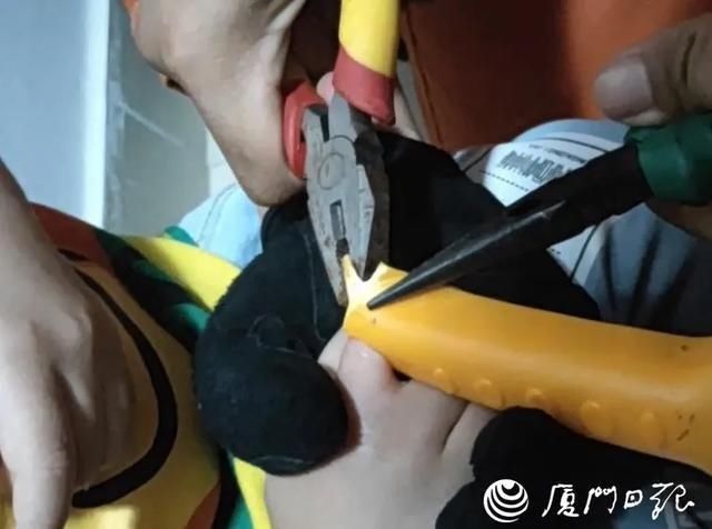  候车|又有孩子被卡住了！这次是火车站候车椅缝隙