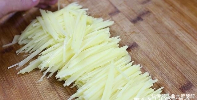 大厨|大厨教你土豆最好吃的做法,简单一做,比肉都香,上桌就光盘