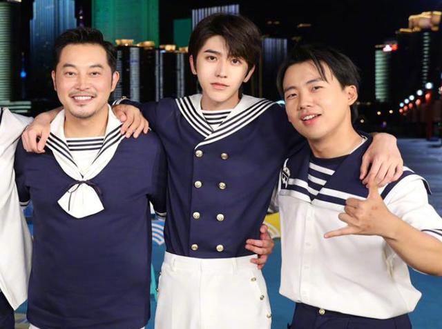 男团|跑男团杀青照被传,李晨沙溢站c位,看到baby,这站位是认真的?