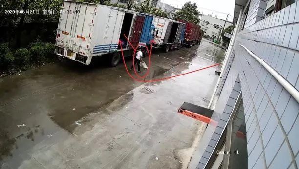 警方|这个锅“暴力梅”不背：松江一快递员称衣服晾不干，竟直接从包裹里拿来穿