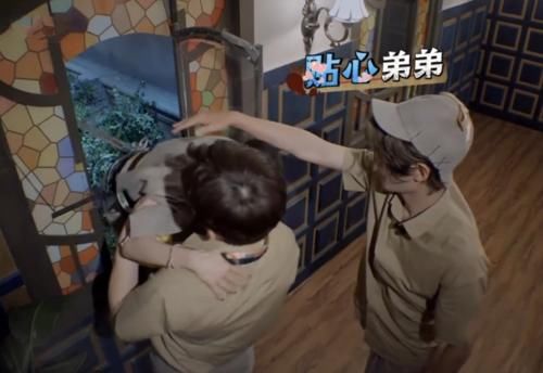 绅不|邓伦抱着杨幂越过窗户时,有谁留意黄明昊做了啥?绅不绅士一目了然