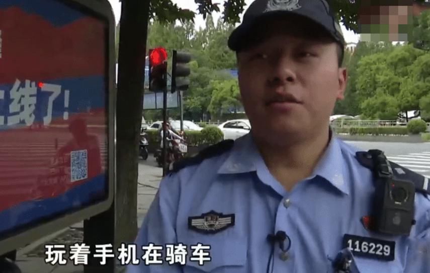  往后|外卖小哥玩手机撞上商务车，怪司机没往后看，随后被交警上了一课