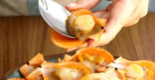  鲜美|立秋之后海鲜正当季，8毛钱的扇贝，配上秘制金银蒜，又香又鲜美