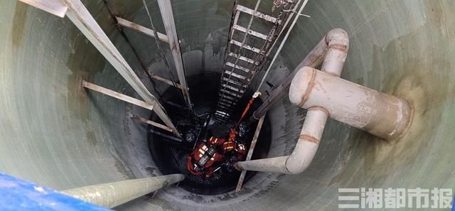  淤泥|沼气中毒工人晕倒在4米深井底，湘潭消防淤泥中捞人