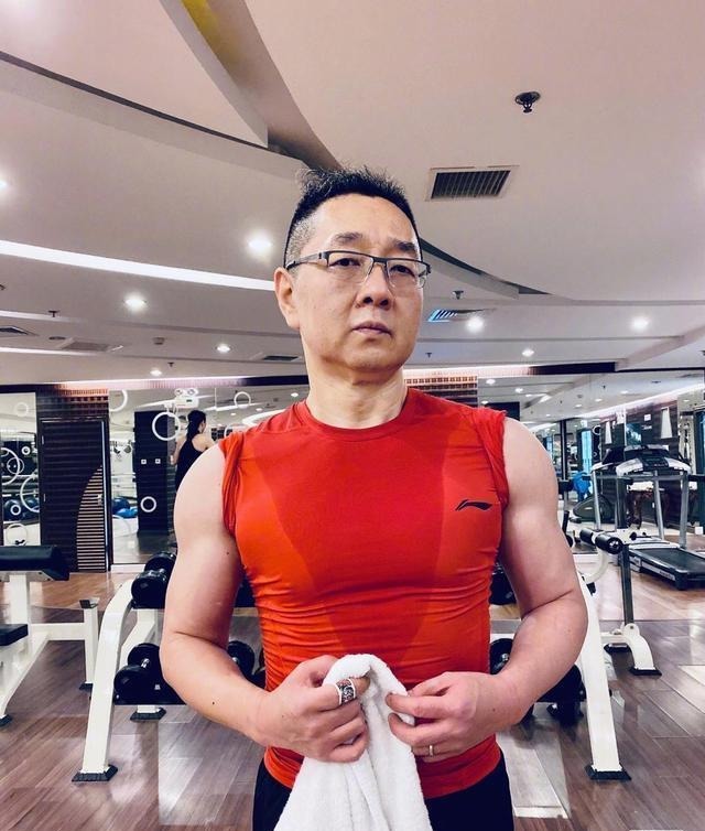 吐槽|人到中年被骂“变态”的张绍刚,47岁沉迷健身,瘦到脱相老得太快