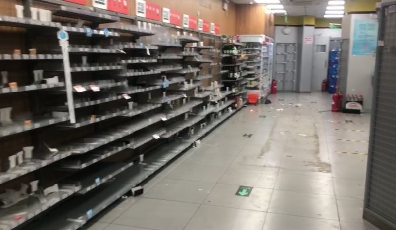 店员|北京两店铺半夜遭搬空 店员：有30多名壮汉，电锯开的锁