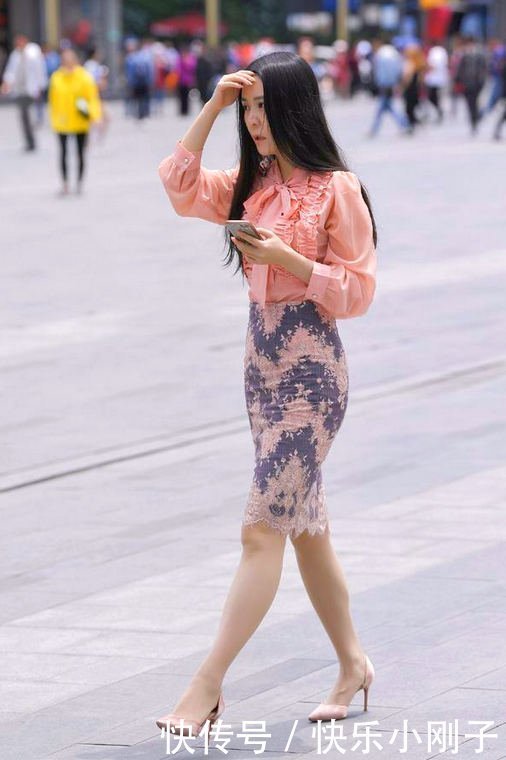 设计|淡雅精致的妆容，换上蕾丝边设计短裙，别有一番女性独特的韵味