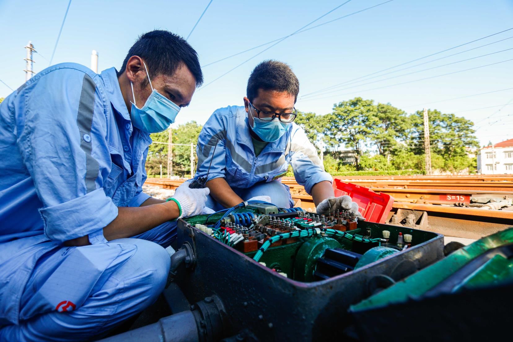 加紧|122架信号机、74台电动转辙机，没问题！台风来临前，他们顶着烈日，加紧巡检