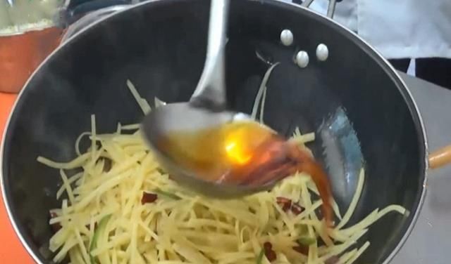 豆丝放入|西北人爱吃的家常菜，8毛1斤吃到撑，做法简单，清脆爽口又入味