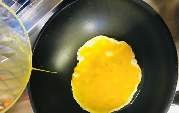  倒入|别老是番茄炒鸡蛋了，夏天的豆角更搭配，清热解毒助消化