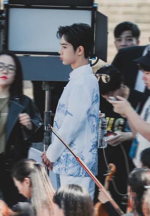 看爱|别家看爱豆营业肖战粉丝抱抱立牌听歌,《光点》百日单平台销售额破亿