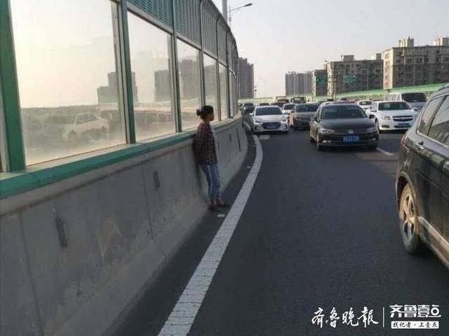  车流|惊险！打工女被困高架桥车流中，槐荫巡警将其“救下”