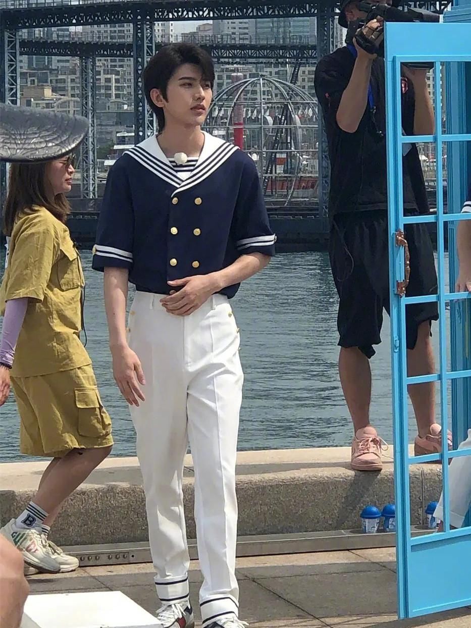 水手服|跑男团“水手服”亮相,其他男嘉宾清一色长裤,只有他与众不同