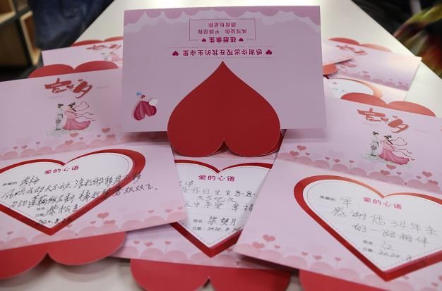婚纱照|披上婚纱度金婚！郑州35对老人补拍婚纱照迎七夕