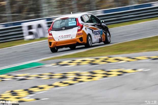 转向|601号赛车被撞，轮圈缺一块还能完赛。818号赛车突然无法转向