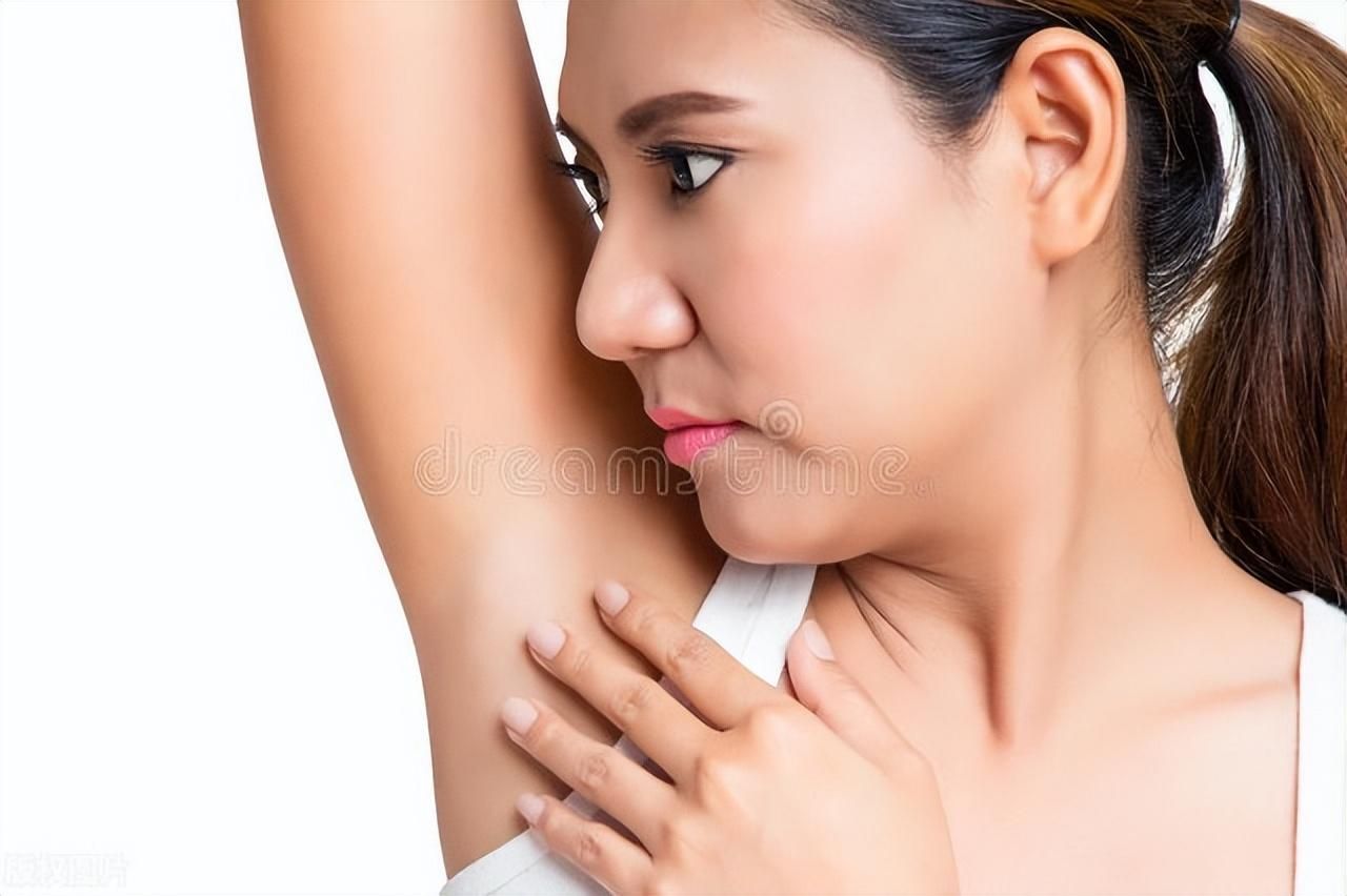 女生腋下毛发旺盛是什么原因(为什么有的女生毛发旺盛，有的却很干净？原因是什么？)