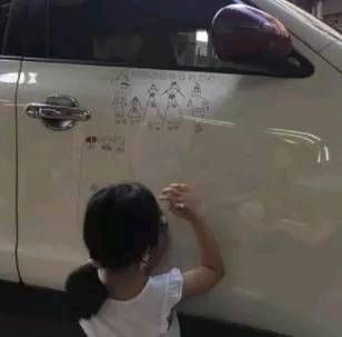 车子|“熊孩子”在车上乱涂鸦，车主看到车子后，称一辈子都不会擦掉！