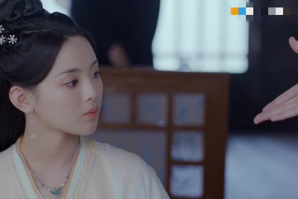  脖子|杨超越的手忘记涂粉了吗？伸手牵男主，脸和脖子比手白3个度