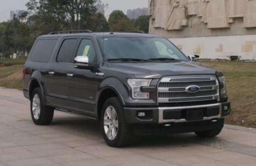  扁担|大爷摆摊鱼盆被剐蹭，拿起扁担就砸车，车主最后倒赔500元