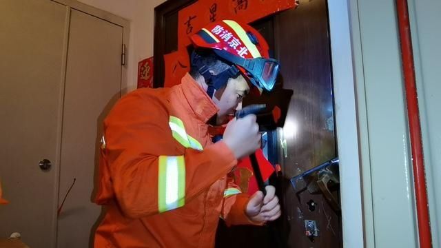 忘带|出门忘带钥匙厨房还开着火,消防员破门后一看:好险!锅都糊了