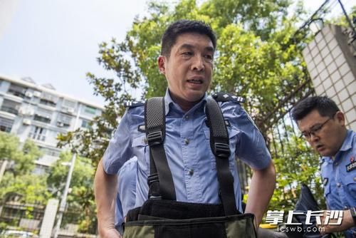  移除|排爆民警身穿70斤“铠甲”，顶着高温移除“爆炸物”