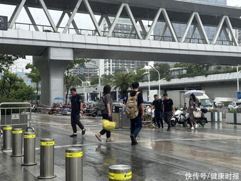 深圳暴雨现场直击：雨势减弱，交通逐步有序恢复