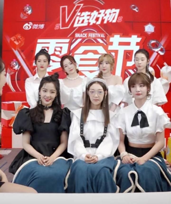 担当|硬糖少女做客薇娅直播间,黑白搭配元气满满,颜值担当很显然