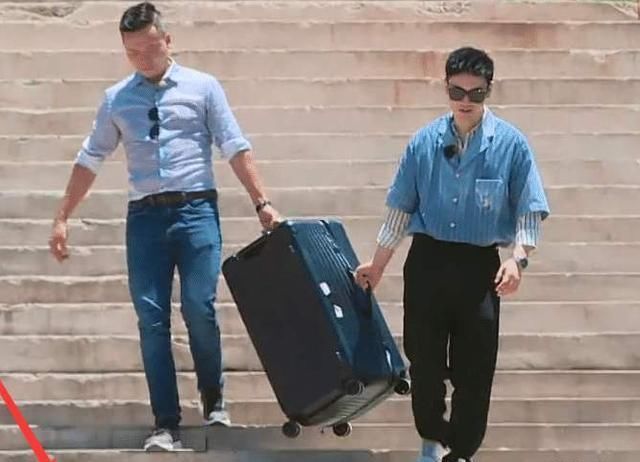  艺节目|仅两期《中餐厅》，就让赵丽颖塑造多年的“励志”人设碎了一地