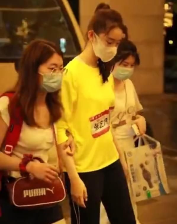  艺术体操|张艺凡的腰伤有多严重？刘些宁上场表演体操时，她的小动作太揪心！