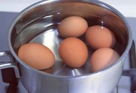  煮鸡蛋的小|煮鸡蛋时，别直接就下锅，老师傅分享3个小技巧，鸡蛋嫩滑易剥壳