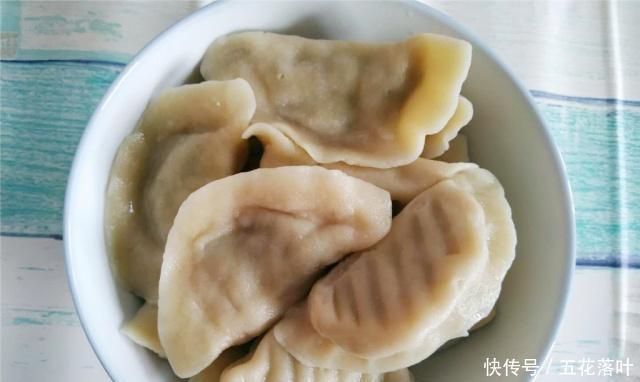 好吃|妈妈包了薄皮馅的饺子,很好吃,我一口气吃了两碗饺子