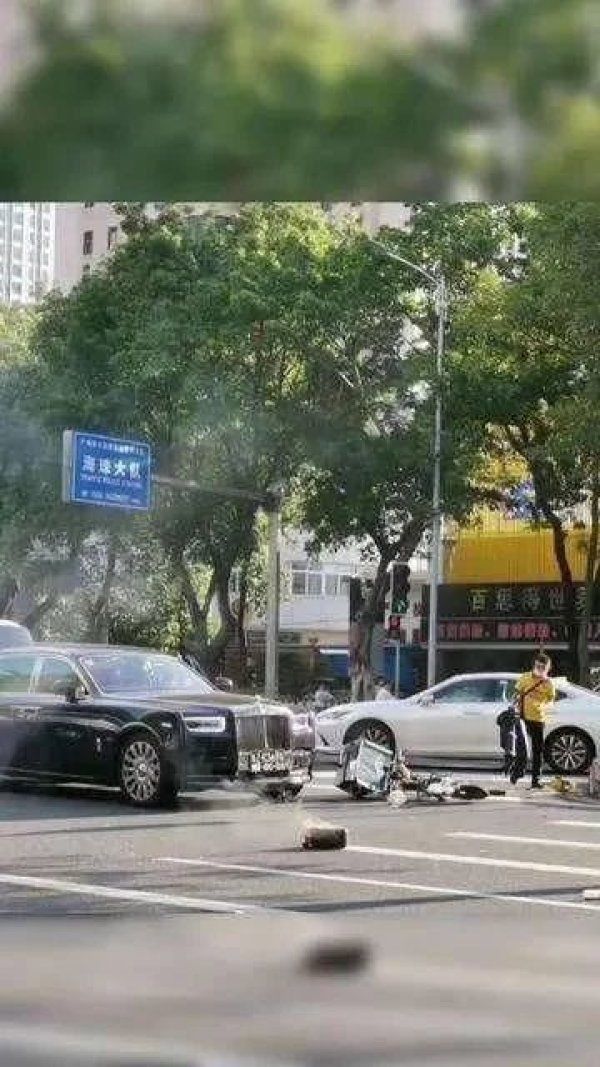  劳斯莱斯幻|外卖小哥违规掉头撞上劳斯莱斯，处理结果竟然是。。。
